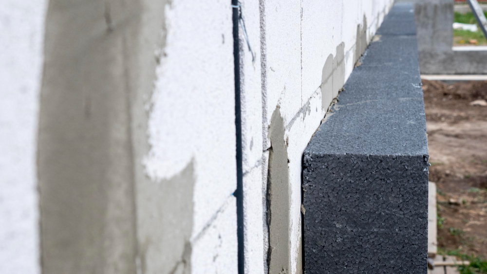 Styropian grafitowy czy biały? Porównaj izolacyjność, grubość, koszty i montaż. Sprawdź, kiedy grafit się opłaca i jak dobrać odpowiedni EPS do ścian.